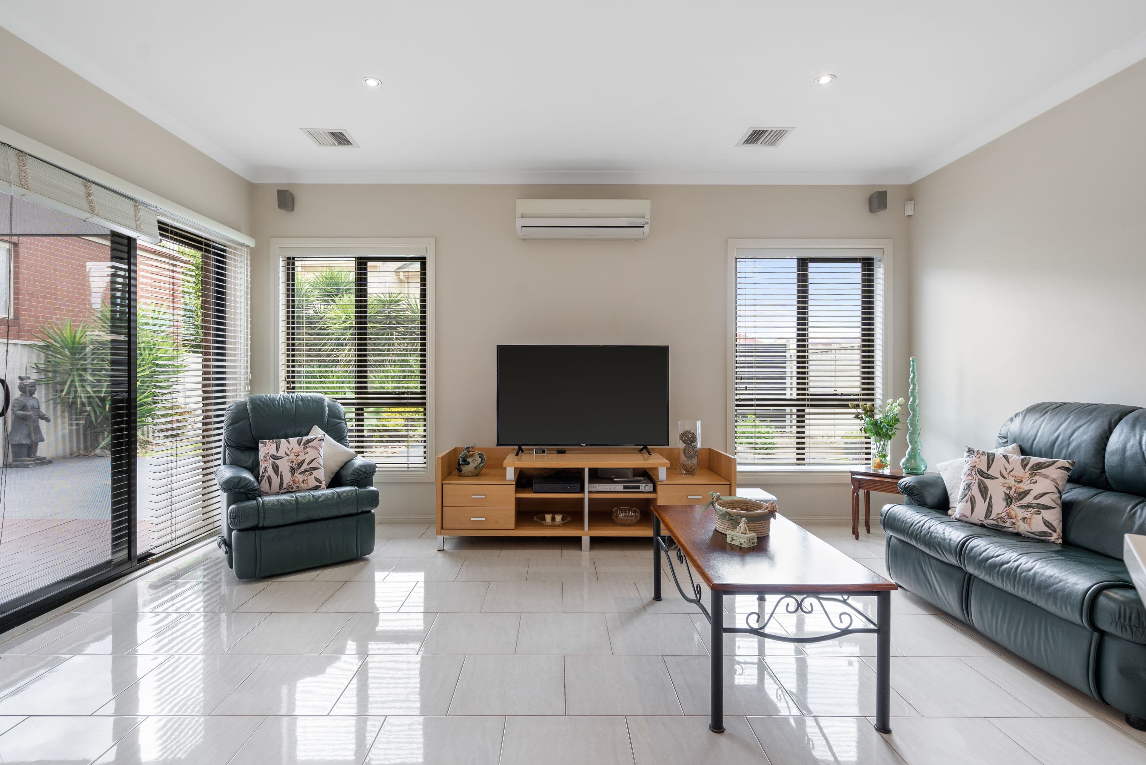 2 Barlow Close, Caroline Springs VIC 3023, Caroline Springs - Thumbnail 4