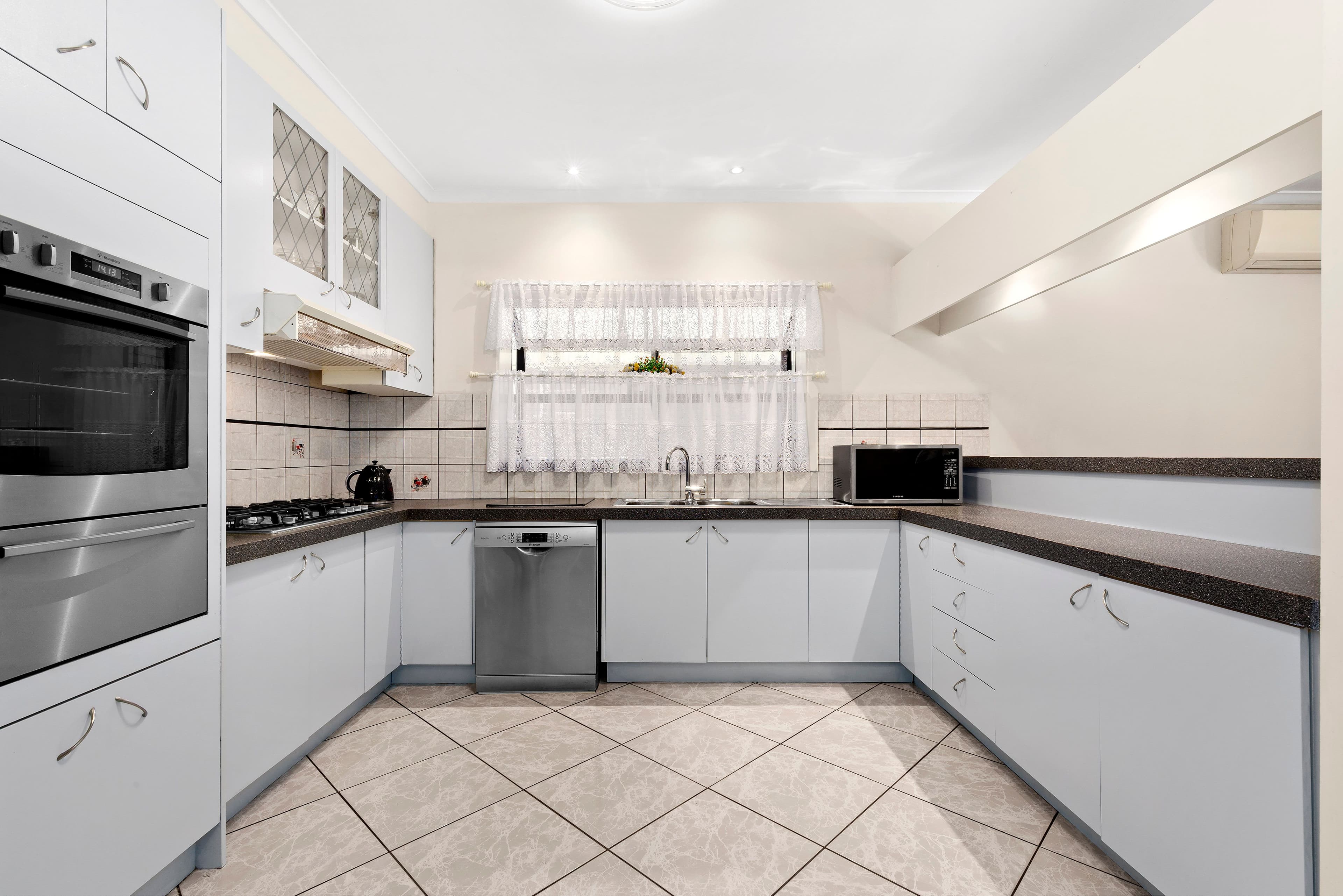 16 Honeysuckle Court, Mill Park VIC 3082, Mill Park - Thumbnail 3