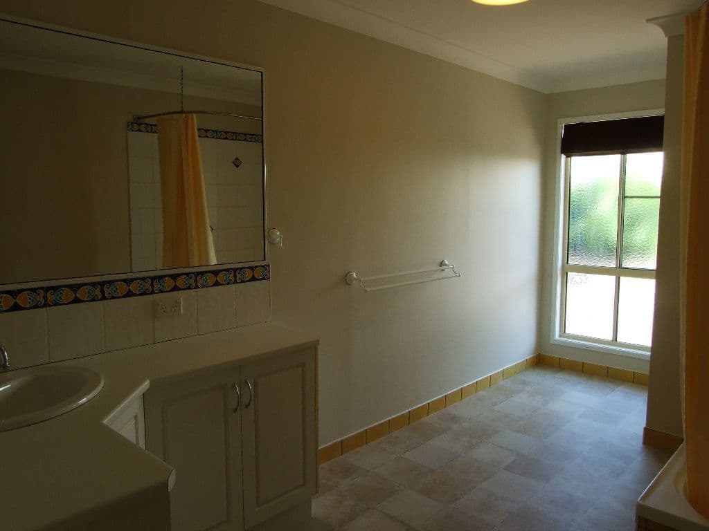 14 Lark Street, LONGREACH QLD 4730, Longreach - Thumbnail 7