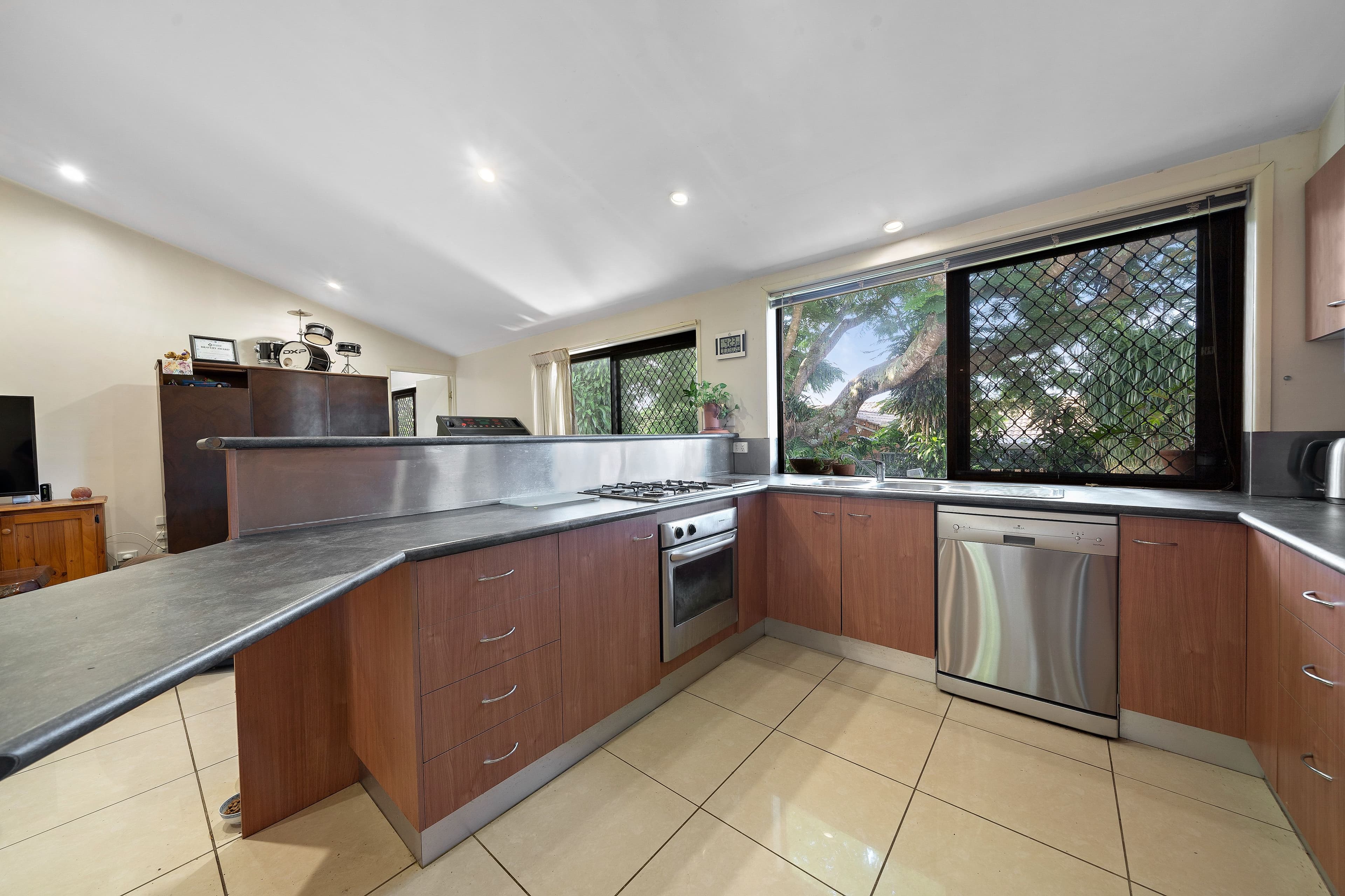 4 Catherine Street, Beenleigh QLD 4207, Beenleigh - Thumbnail 2