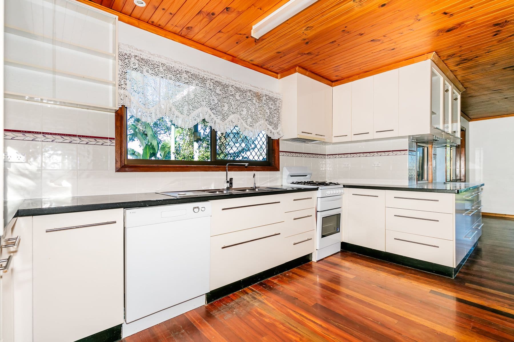 6 Tecoma Street, Kingston QLD 4114, Kingston - Thumbnail 2