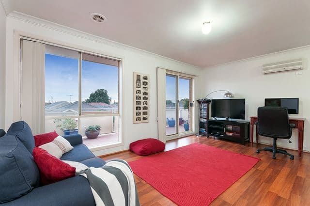 8 Elinda Place, RESERVOIR VIC 3073, Reservoir - Thumbnail 2