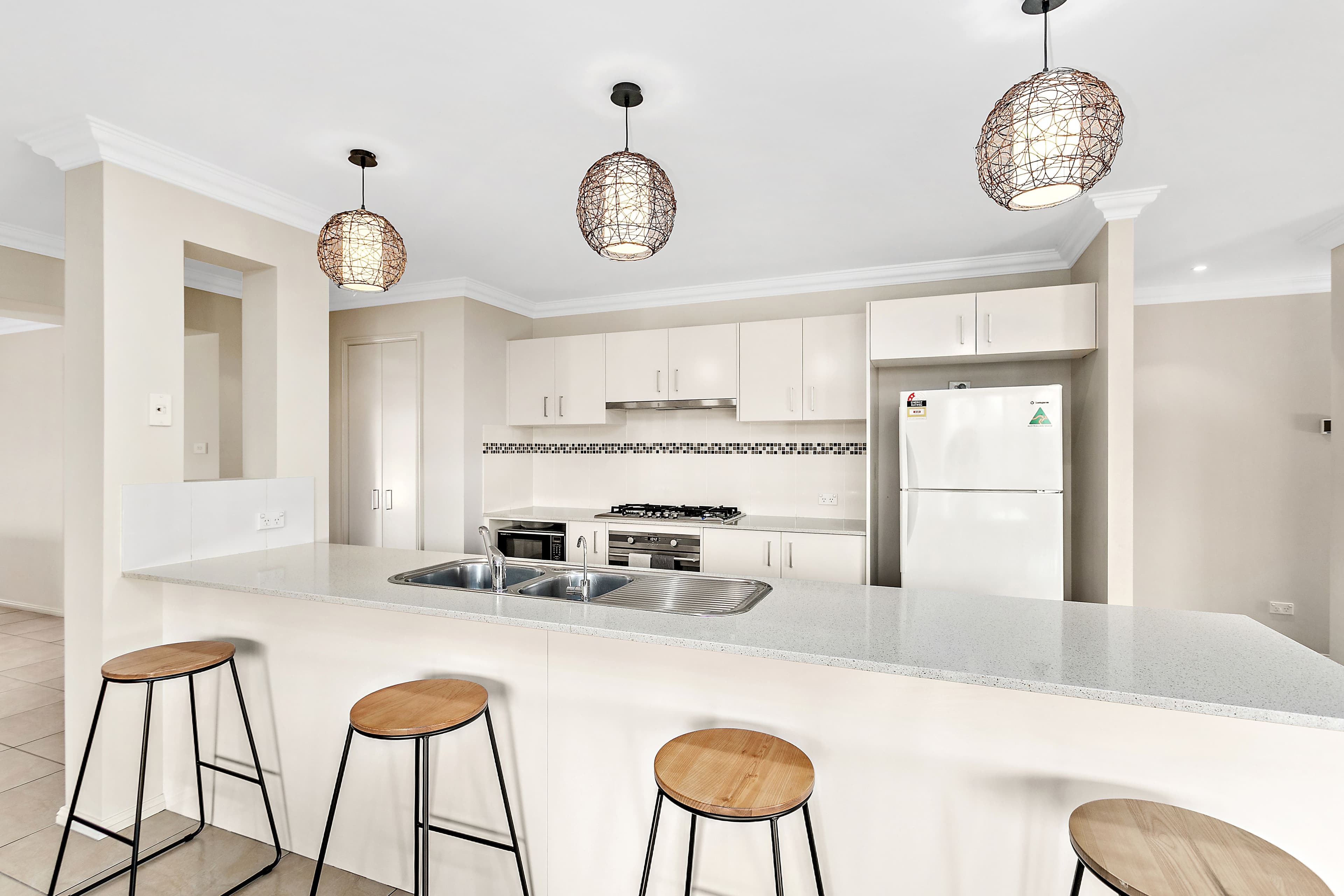 8 Sandy Bay Avenue, Haywards Bay - Thumbnail 2