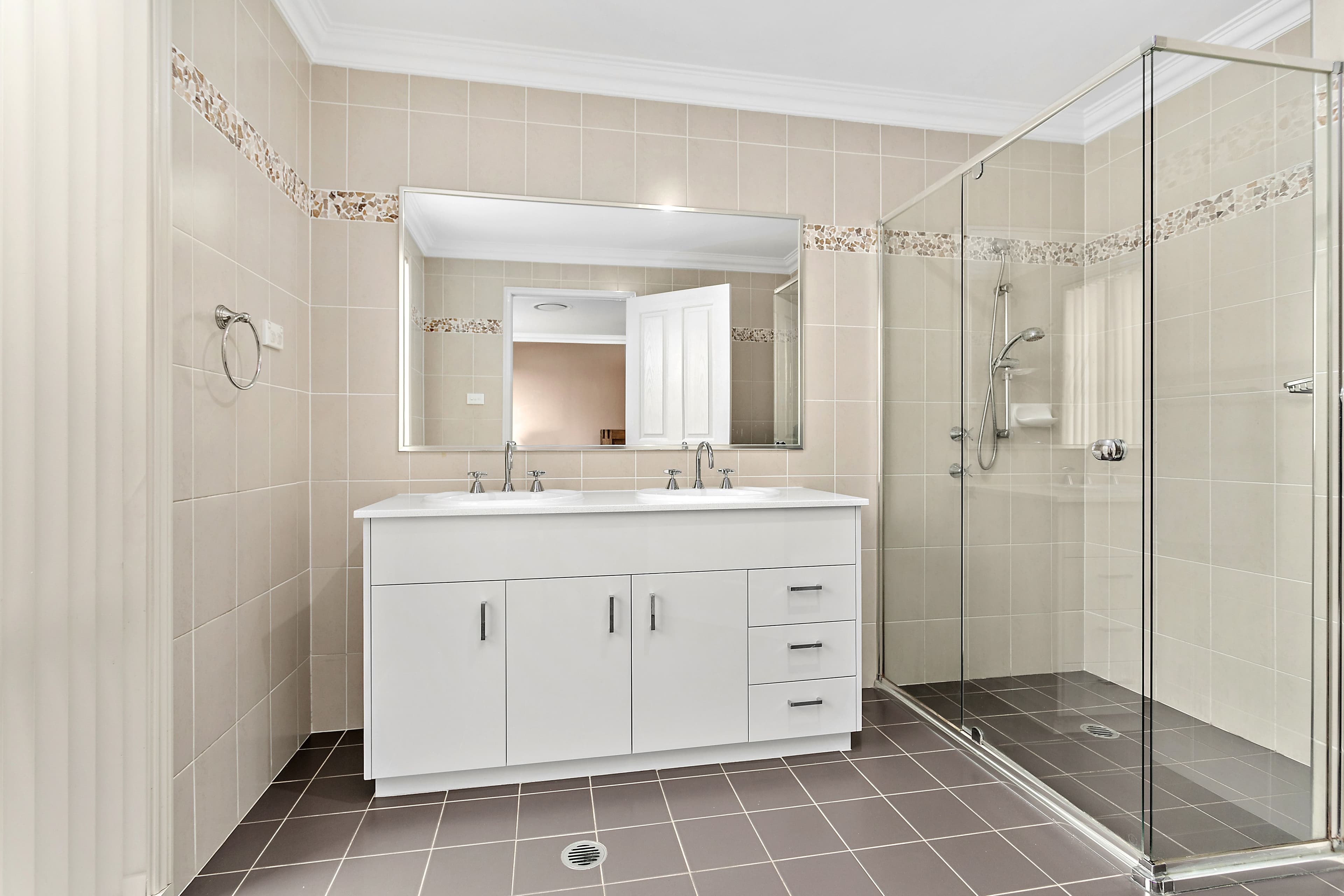 8 Sandy Bay Avenue, Haywards Bay - Thumbnail 7