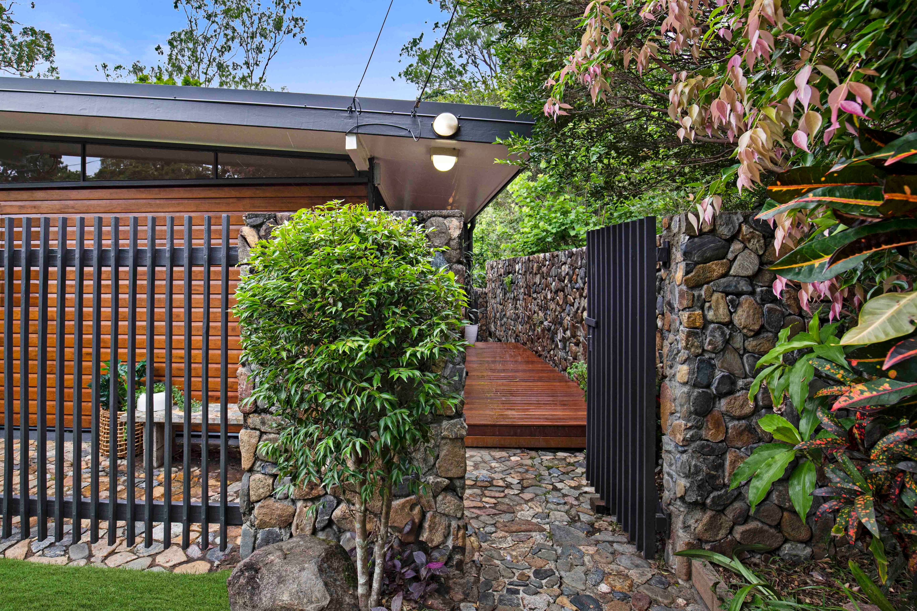 18 Bernarra Street, The Gap QLD 4061, The Gap - Thumbnail 2
