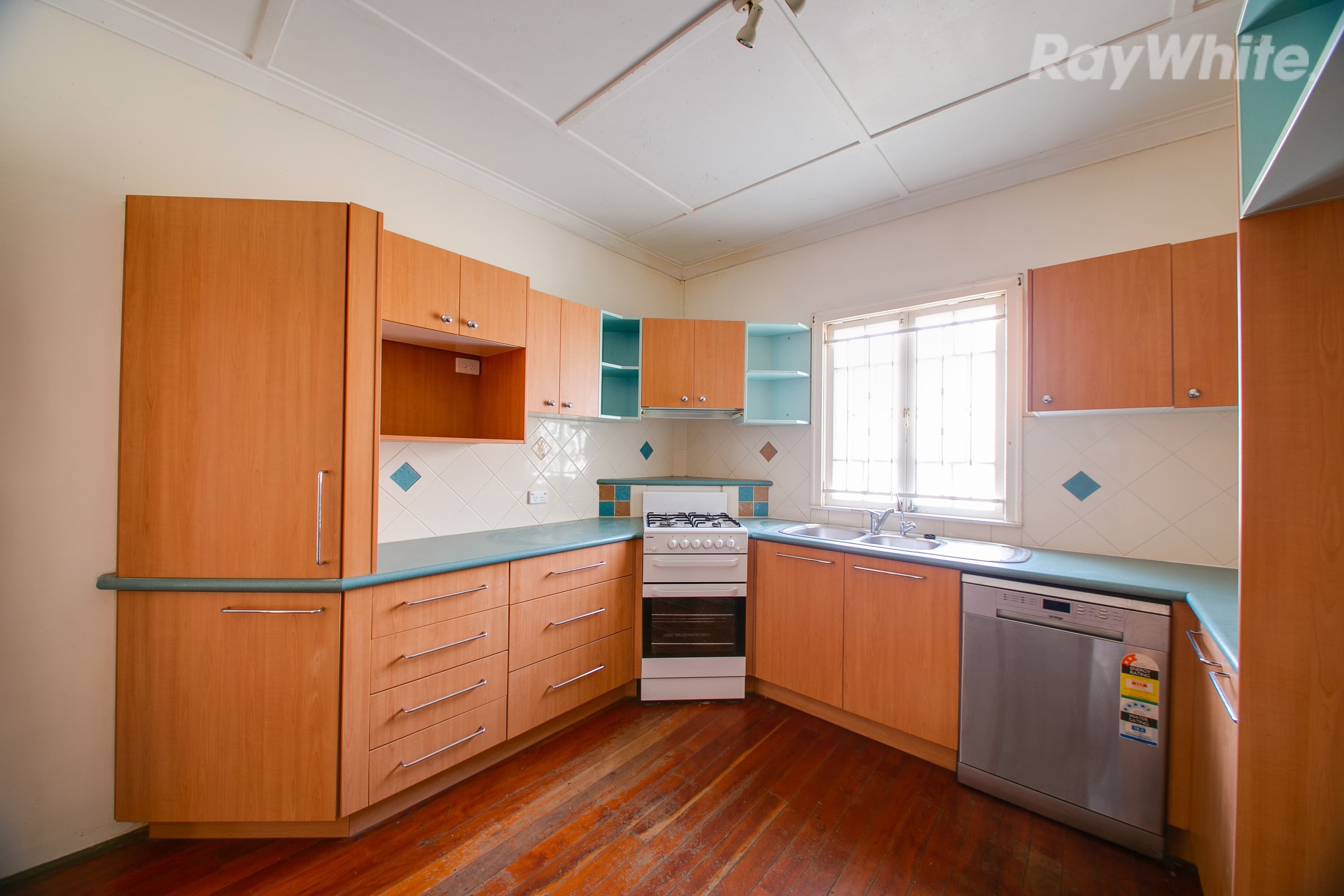 8 Barrett Street, East Ipswich QLD 4305, East Ipswich - Thumbnail 2