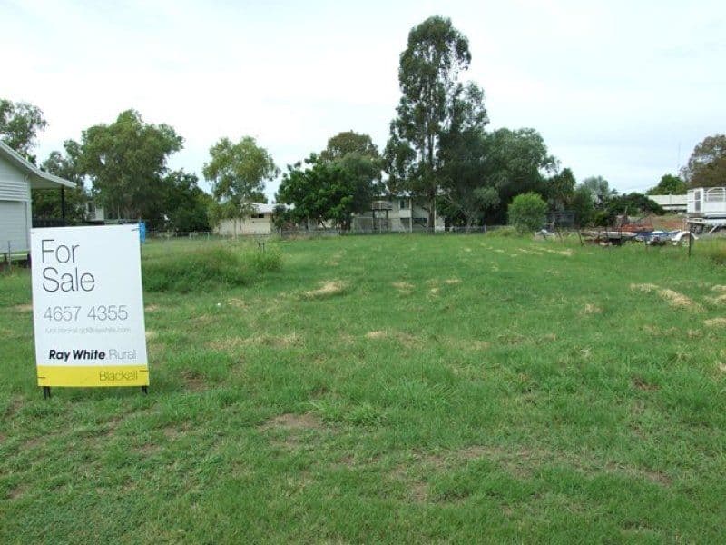 30 Bedford Street, BLACKALL QLD 4472, Blackall - Thumbnail 2