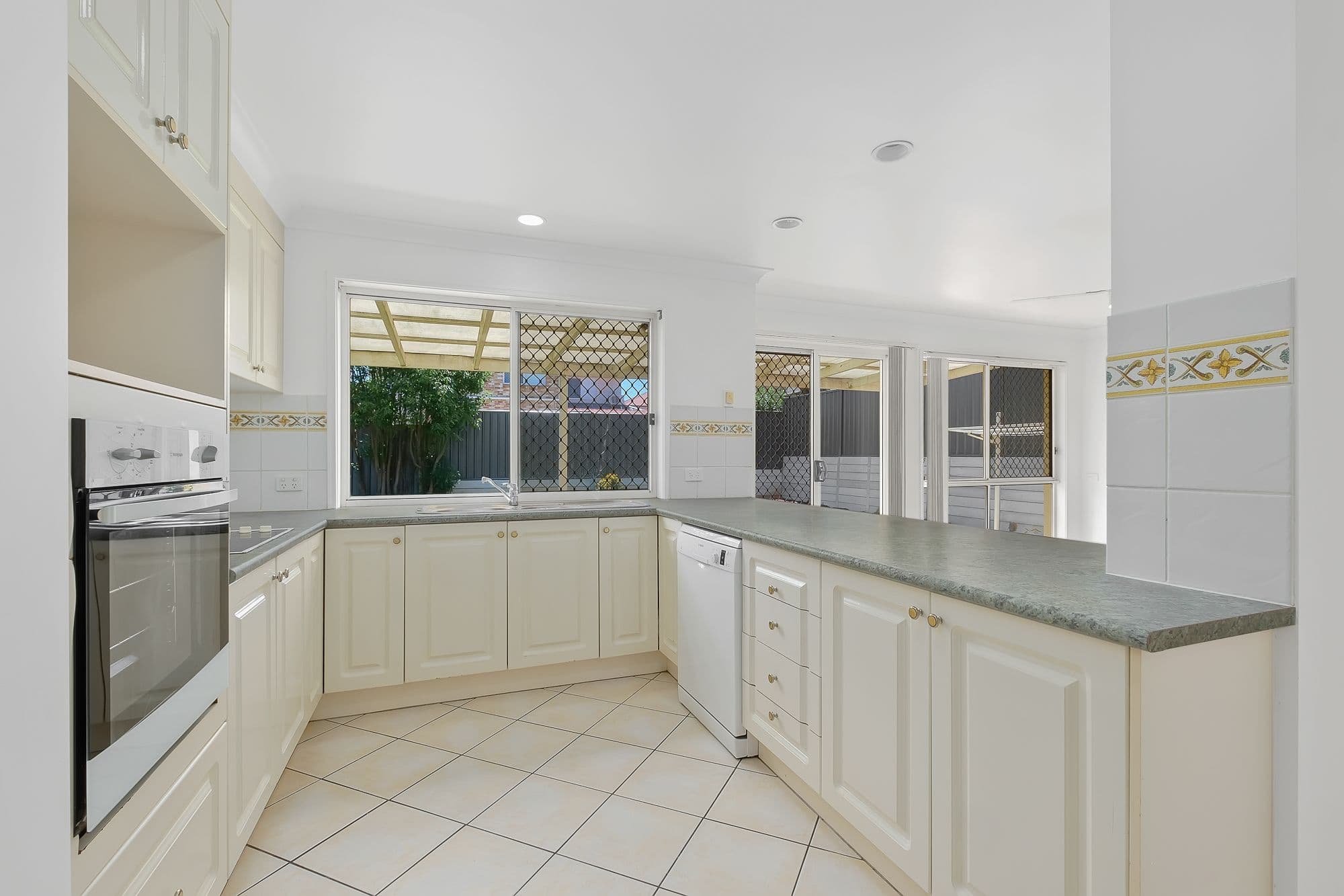 12 Clearmount Crescent, Carindale QLD 4152, Carindale - Thumbnail 4