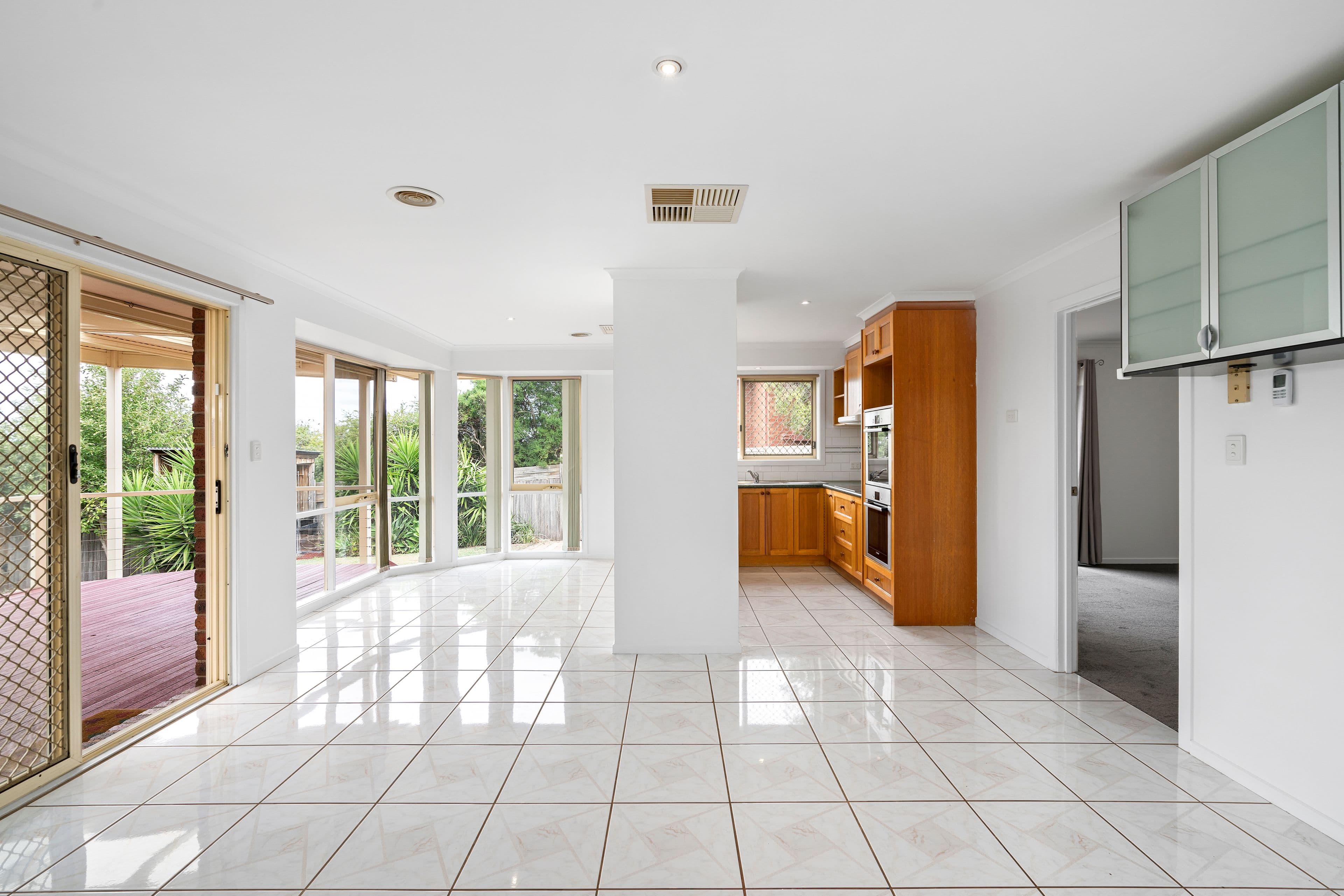 4 Windarra Court, Sunbury VIC 3429, Sunbury - Thumbnail 2