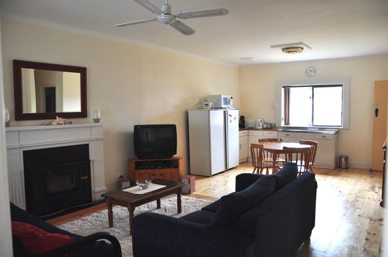 4 Compton Street, PORT MACDONNELL SA 5291, Port Macdonnell - Thumbnail 2