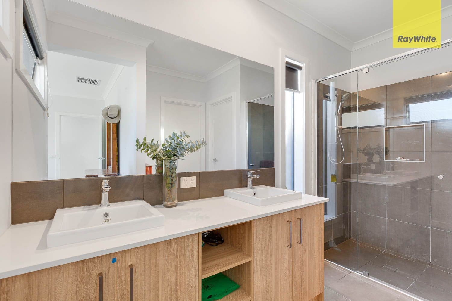 11 Cowie Street, Ballan VIC 3342, Ballan - Thumbnail 3