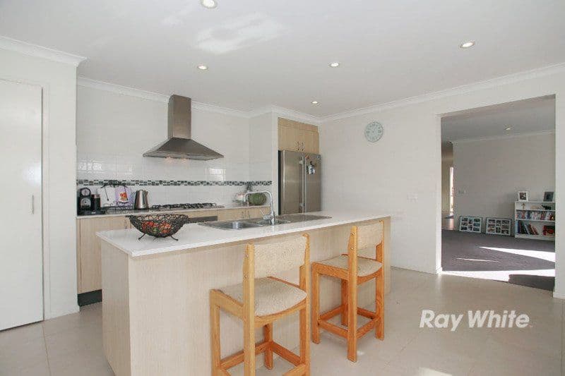 28 Yammerbook Way, CRANBOURNE VIC 3977, Cranbourne East - Thumbnail 3