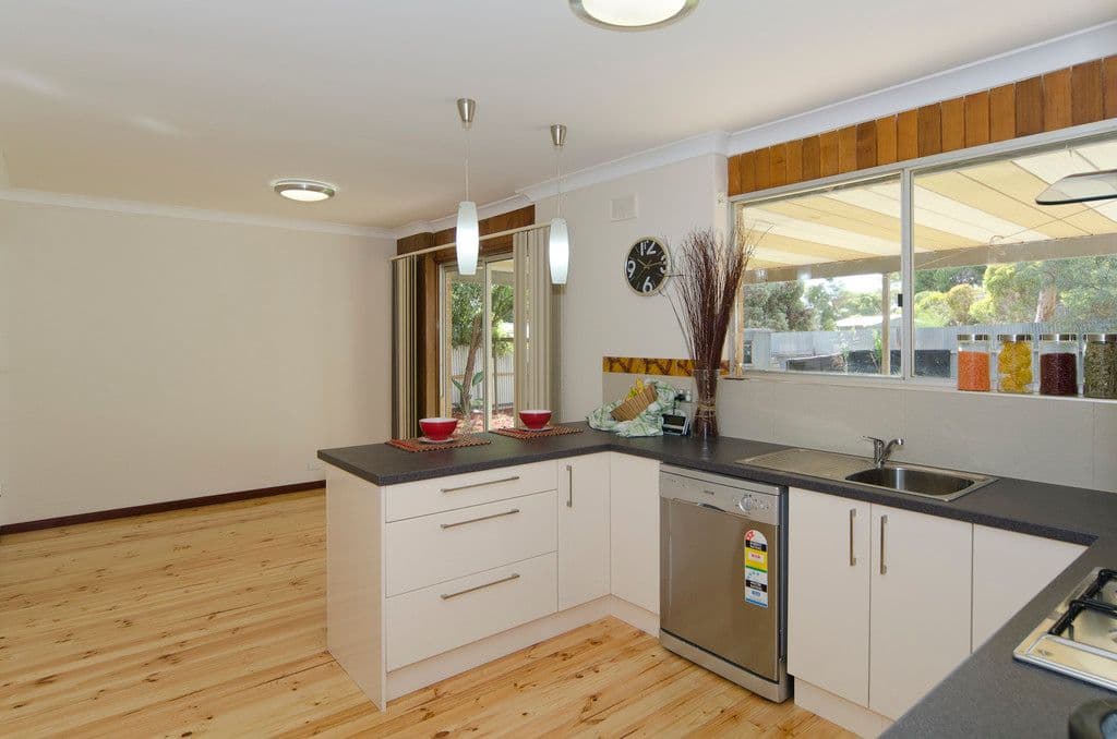 18 Haseldene Drive, CHRISTIE DOWNS SA 5164, Christie Downs - Thumbnail 2