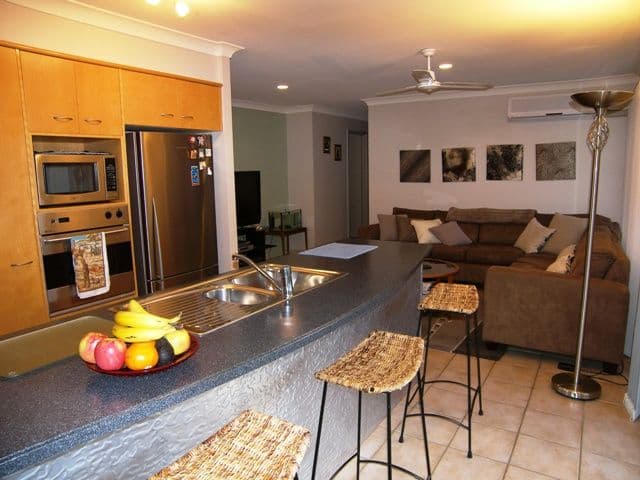 28 Seville Circuit, BURLEIGH WATERS QLD 4220, Burleigh Waters - Thumbnail 4