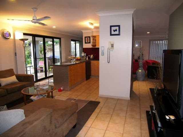 28 Seville Circuit, BURLEIGH WATERS QLD 4220, Burleigh Waters - Thumbnail 5