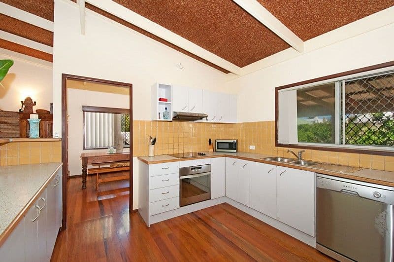 10 Seabeach Avenue, MERMAID BEACH QLD 4218, Mermaid Beach - Thumbnail 4
