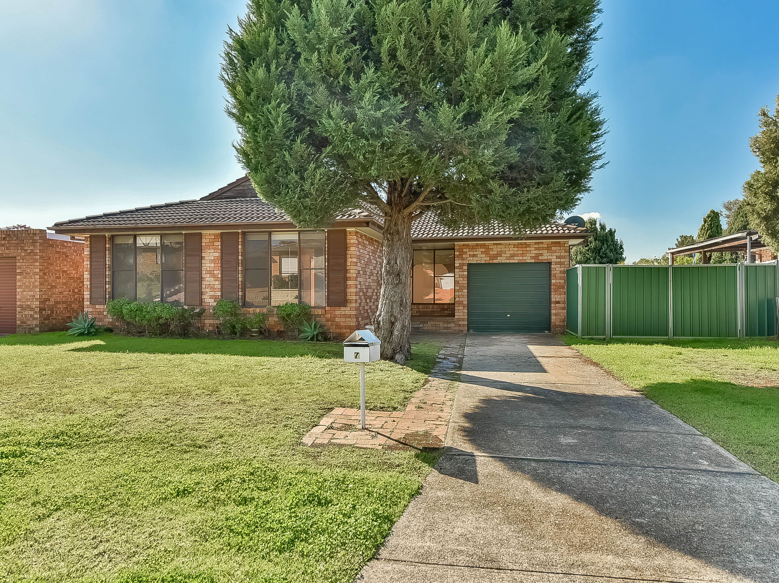 7 Randall Avenue, Minto - Image 1