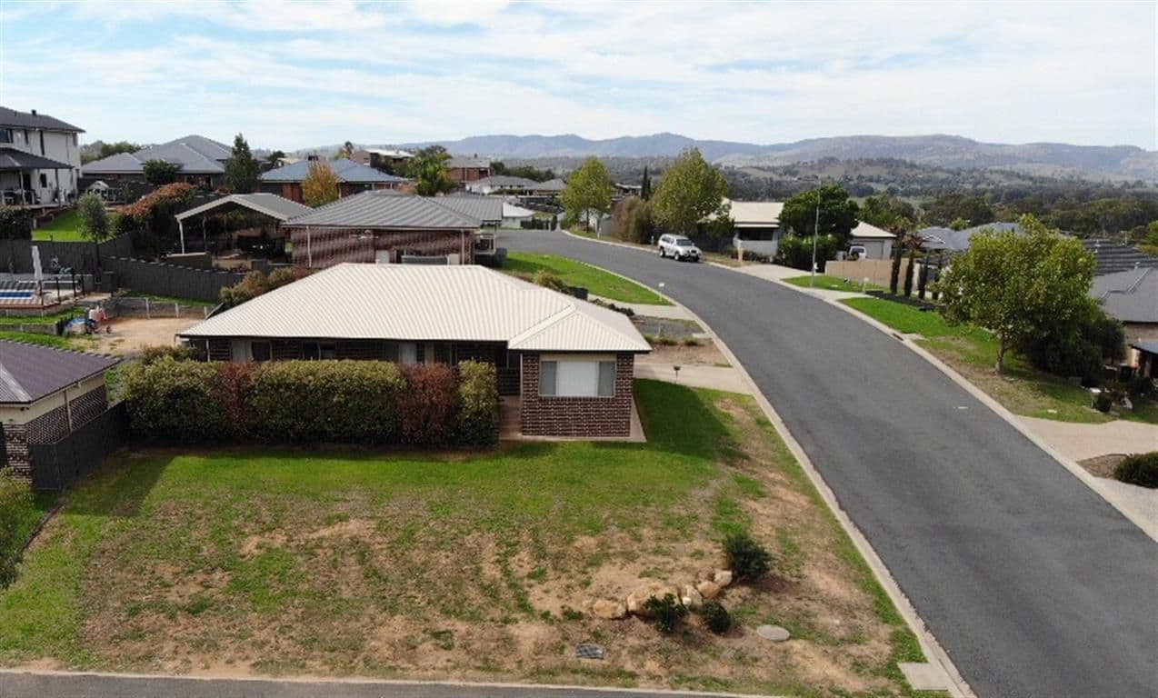 1 Lockeridge Drive, Tumut - Image 1
