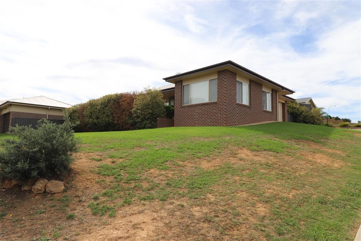 1 Lockeridge Drive, Tumut - Thumbnail 2