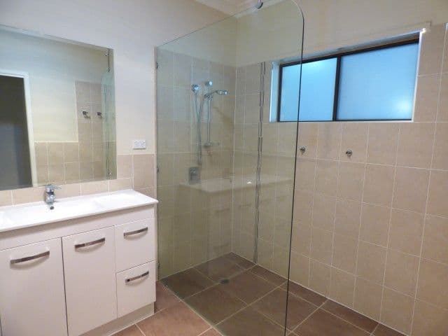 11 Roma Crescent, Roma QLD 4455, Roma - Thumbnail 3