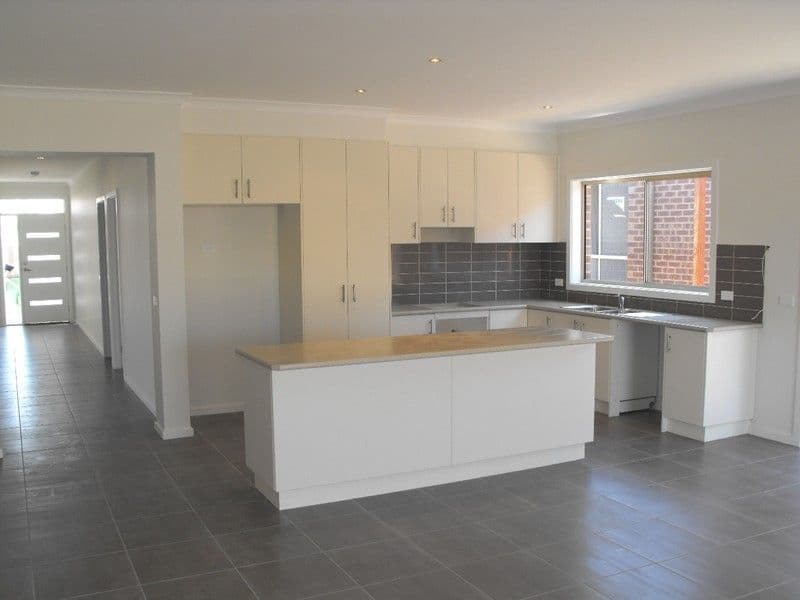 10 Jenolan Way, SOUTH MORANG VIC 3752, South Morang - Thumbnail 3