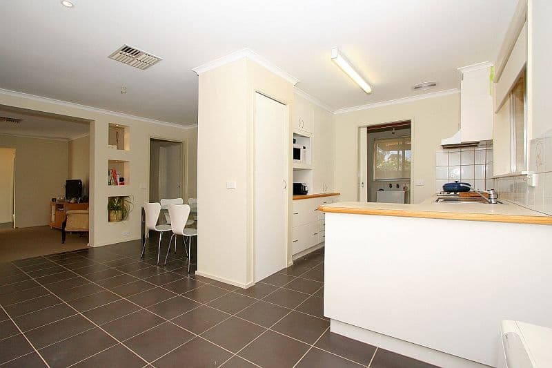 21 Blamey Avenue, MILL PARK VIC 3082, Mill Park - Thumbnail 3