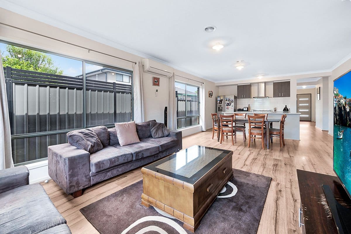 4 Calypso Way, Clyde North VIC 3978, Clyde North - Thumbnail 2
