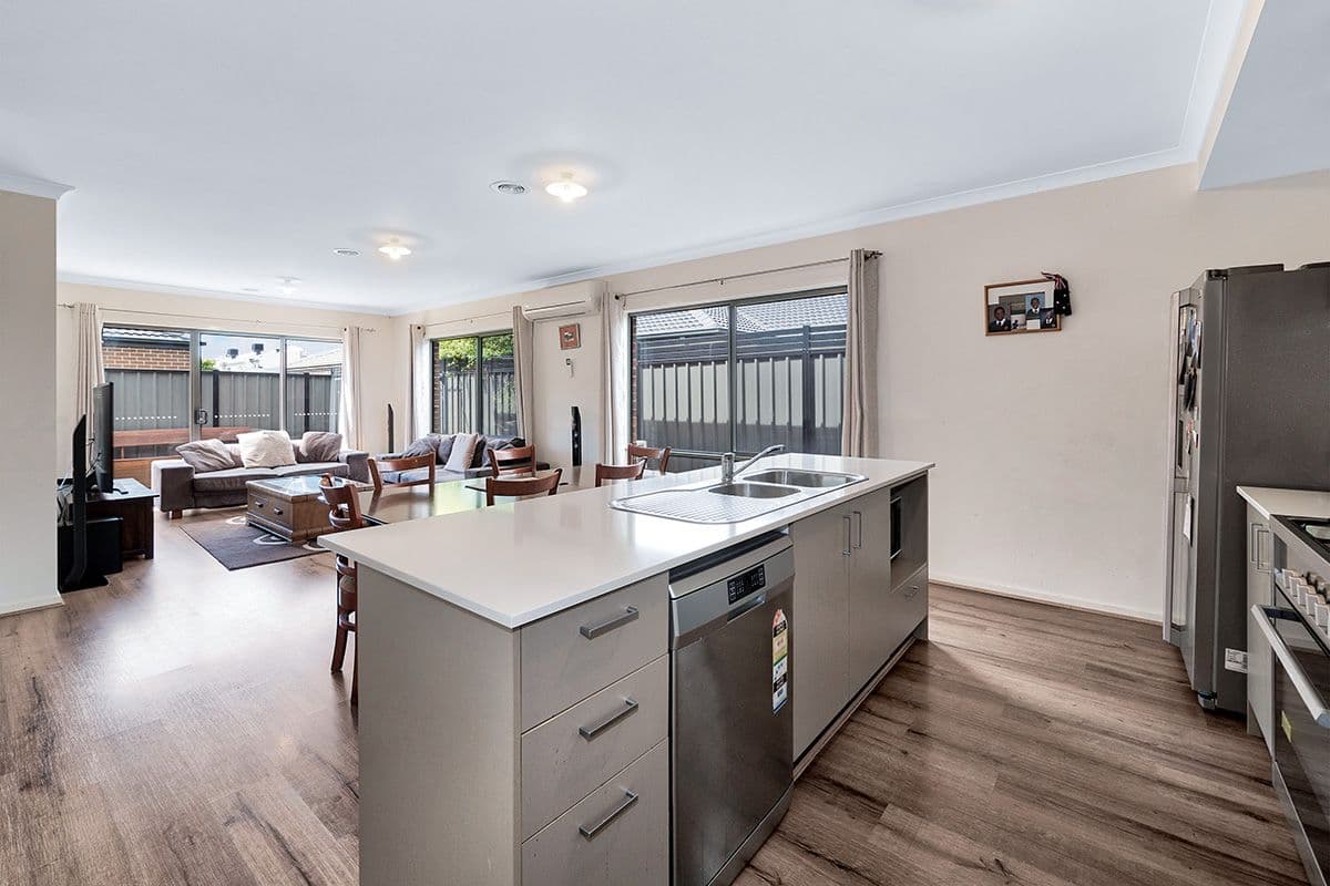 4 Calypso Way, Clyde North VIC 3978, Clyde North - Thumbnail 4