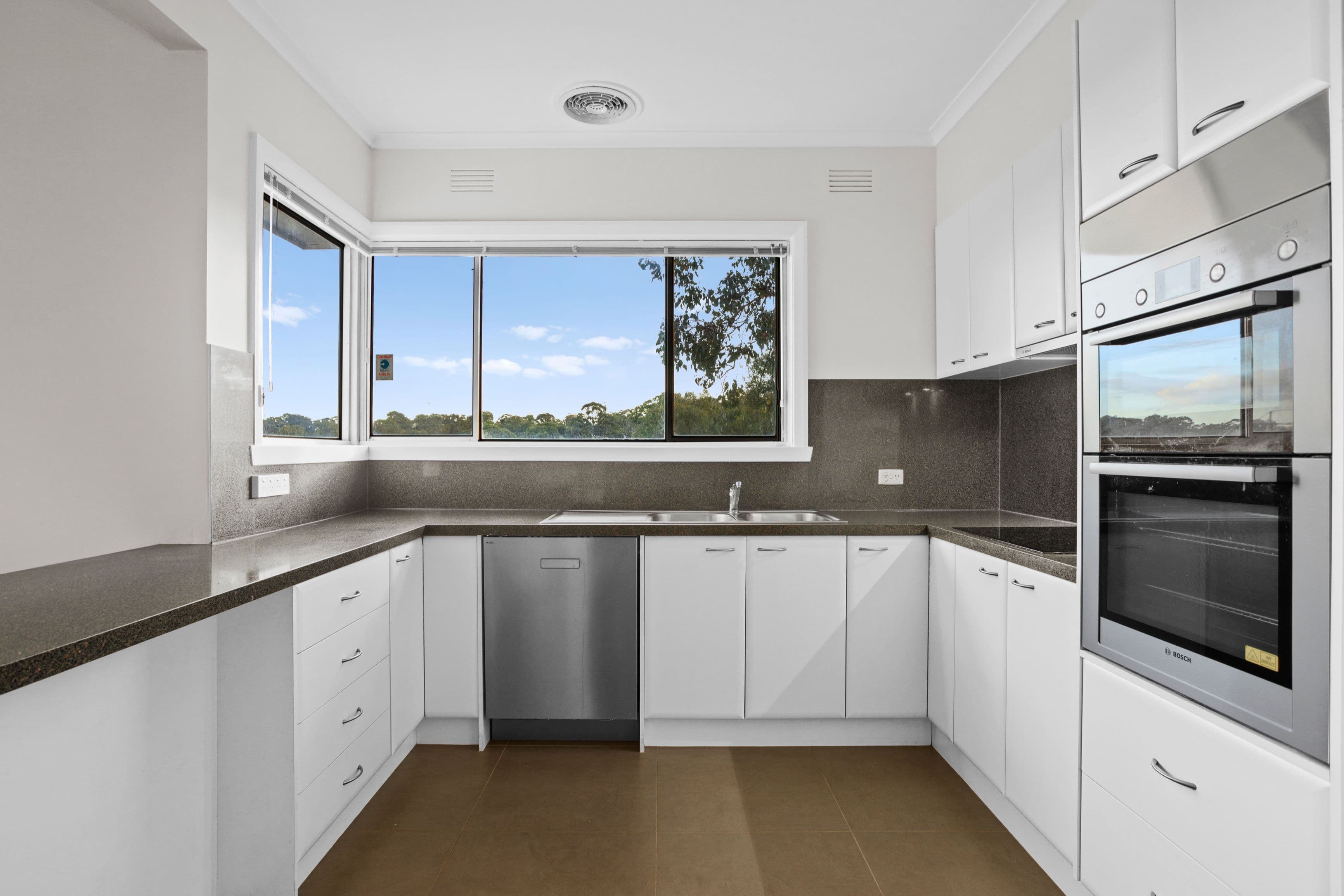 11 Outlook Crescent, Briar Hill VIC 3088, Briar Hill - Thumbnail 5