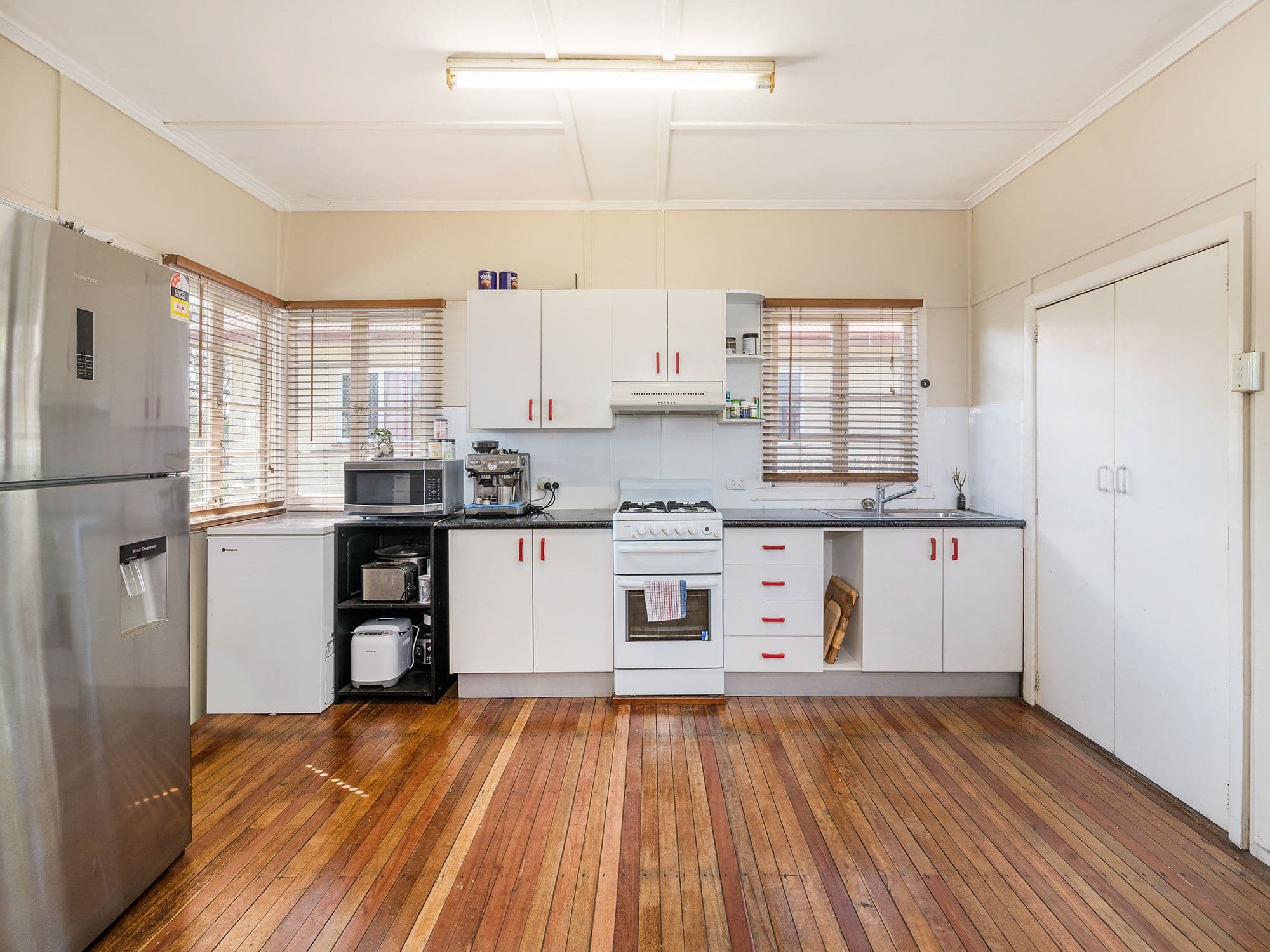 127 Beddoes Street, Holland Park QLD 4121, Holland Park - Thumbnail 4