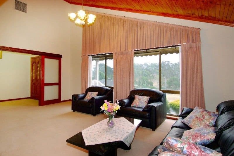 22 Stonnington Drive, WATSONIA NORTH VIC 3087, Watsonia North - Thumbnail 2
