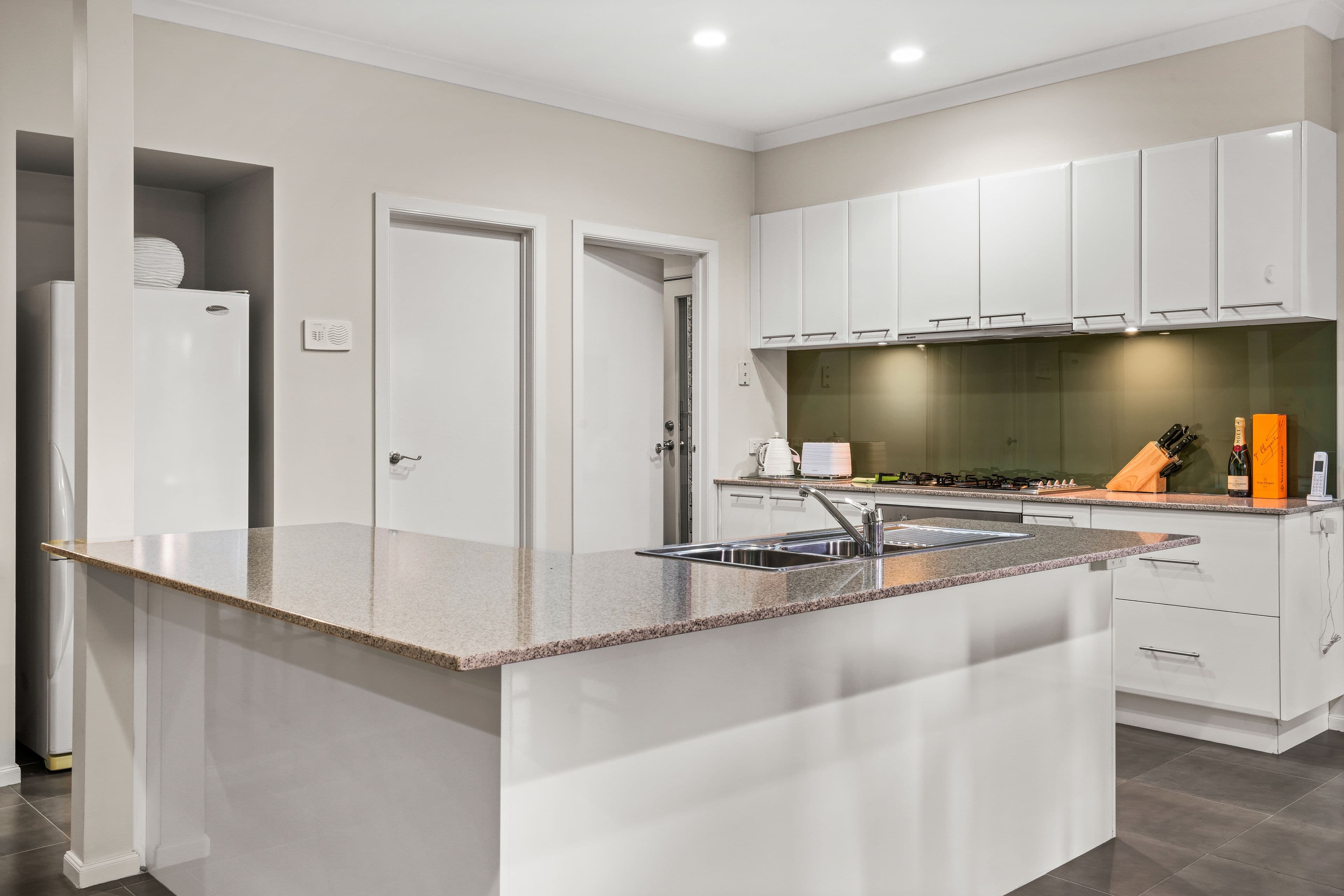 4 Lawson Way, Caroline Springs VIC 3023, Caroline Springs - Thumbnail 3