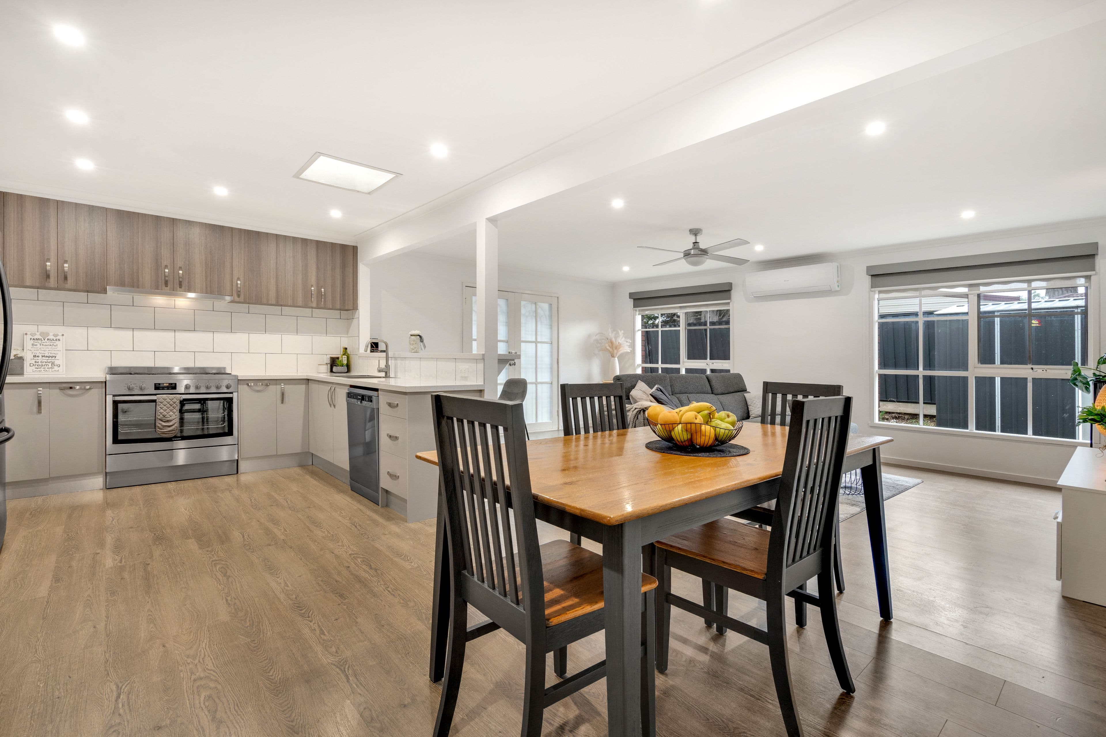16 Manningtree Parade, Craigieburn VIC 3064, Craigieburn - Thumbnail 6