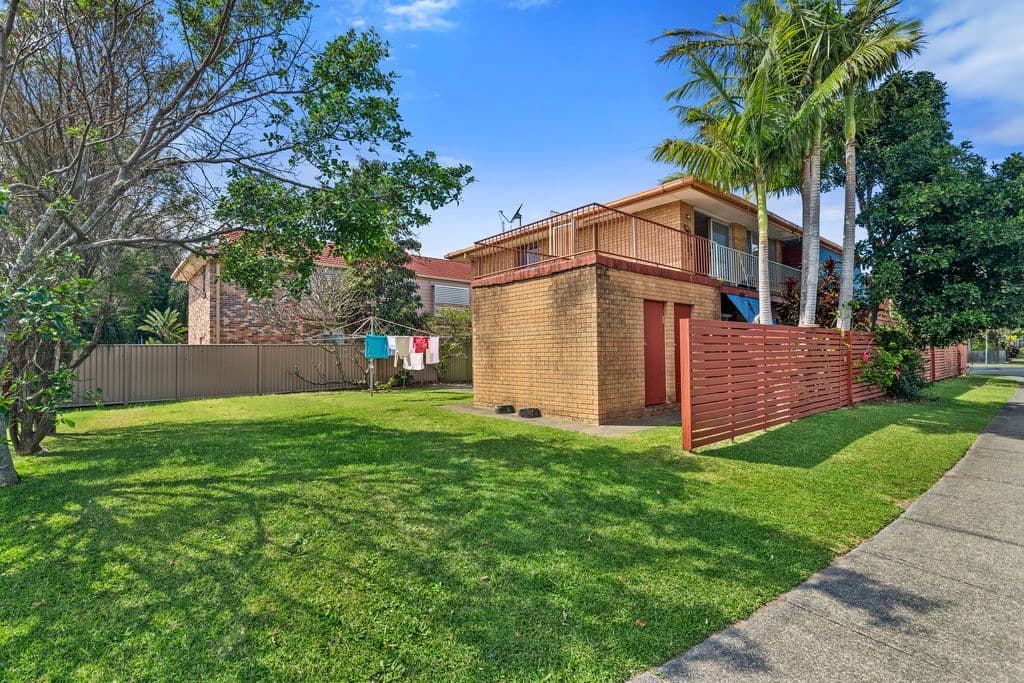 29 Twenty Seventh Avenue, Palm Beach QLD 4221, Palm Beach - Thumbnail 2