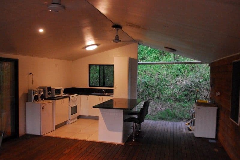 233 Paluma Road, CANNONVALE QLD 4802, Cannonvale - Thumbnail 3