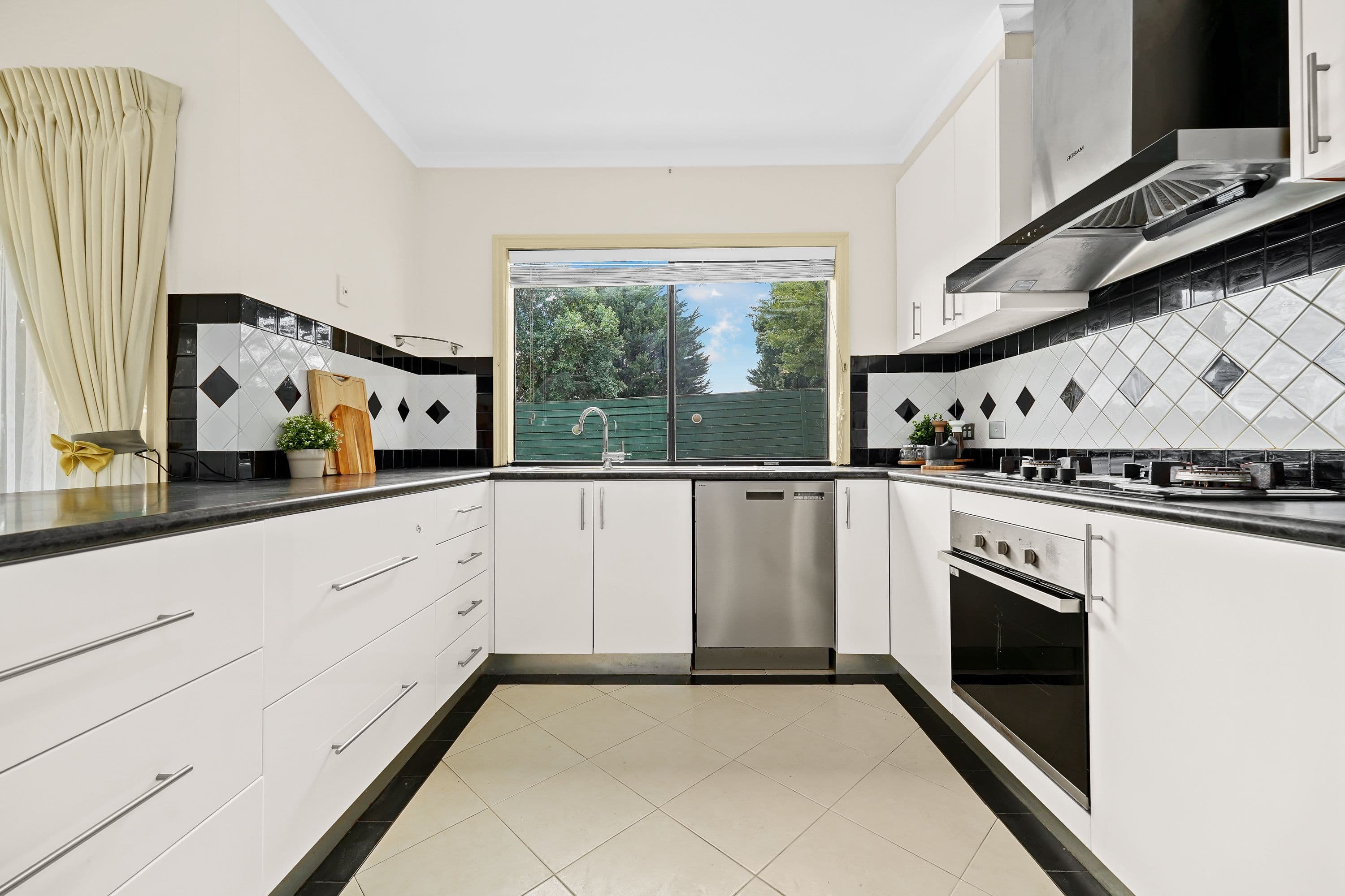 1 Glenn Erin Way, Berwick VIC 3806, Berwick - Thumbnail 5