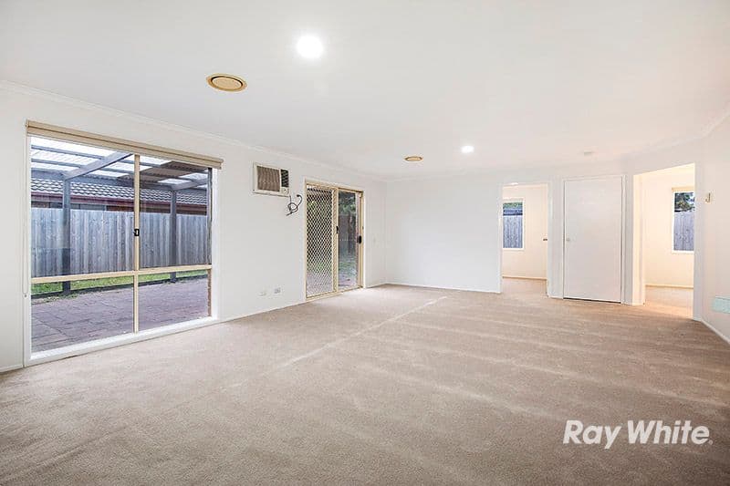 71 Courtenay Avenue, Cranbourne North VIC 3977, Cranbourne North - Thumbnail 3