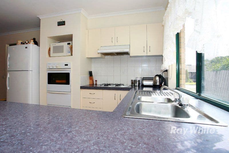 28 Scarborough Avenue, CRANBOURNE VIC 3977, Cranbourne West - Thumbnail 6