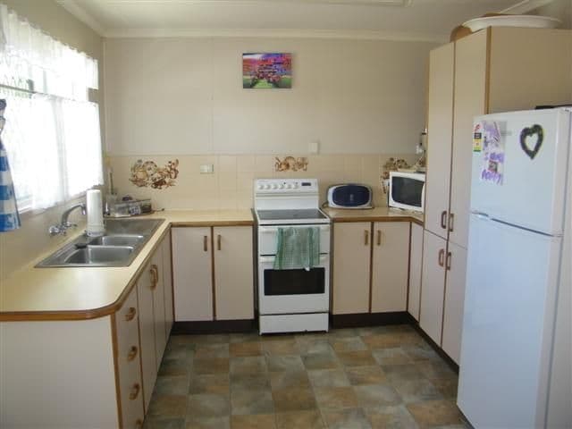 2 Darren Street, GLADSTONE QLD 4680, Gladstone - Thumbnail 2