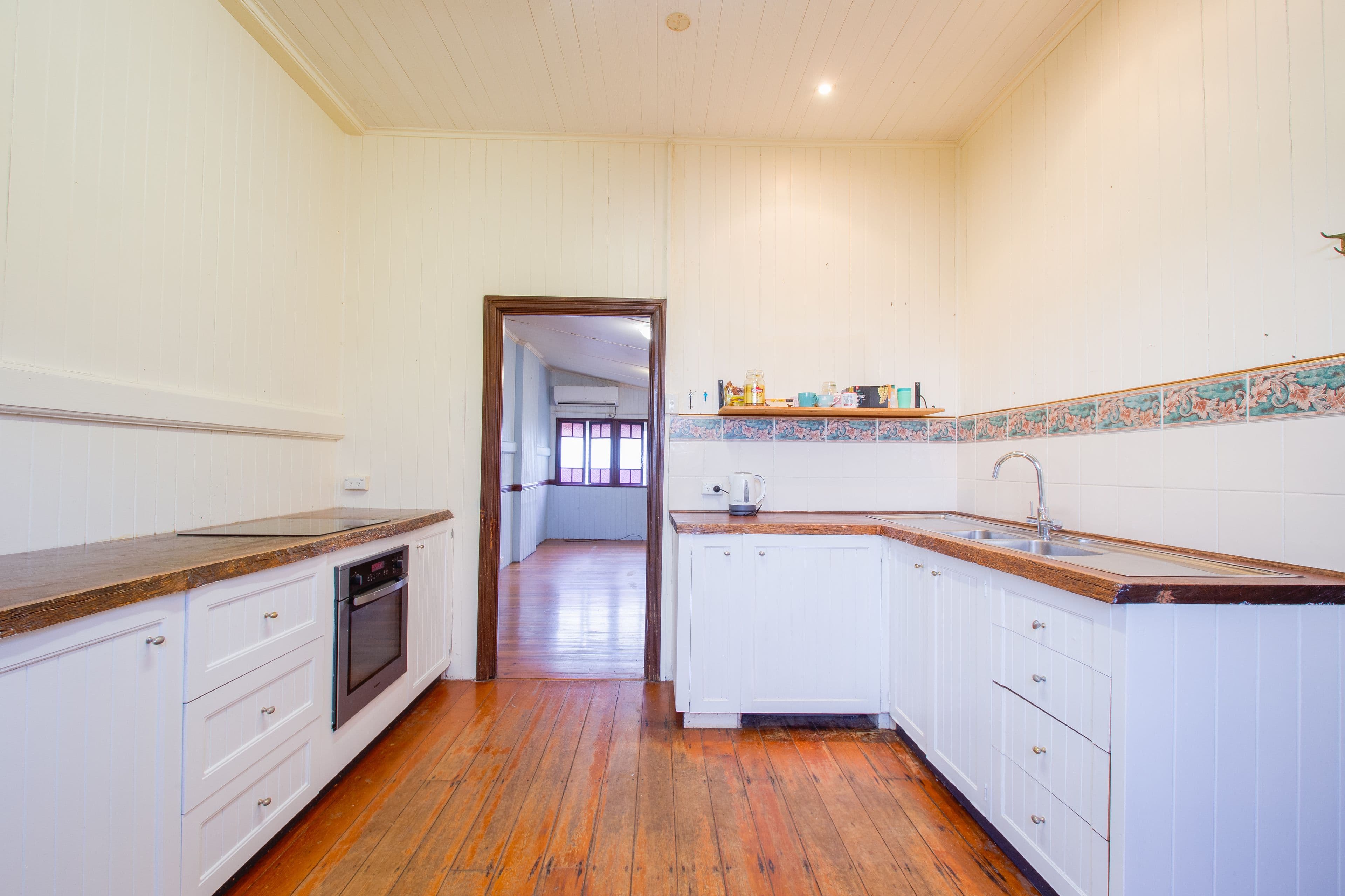 10 Molloy Street, Silkstone QLD 4304, Silkstone - Thumbnail 2