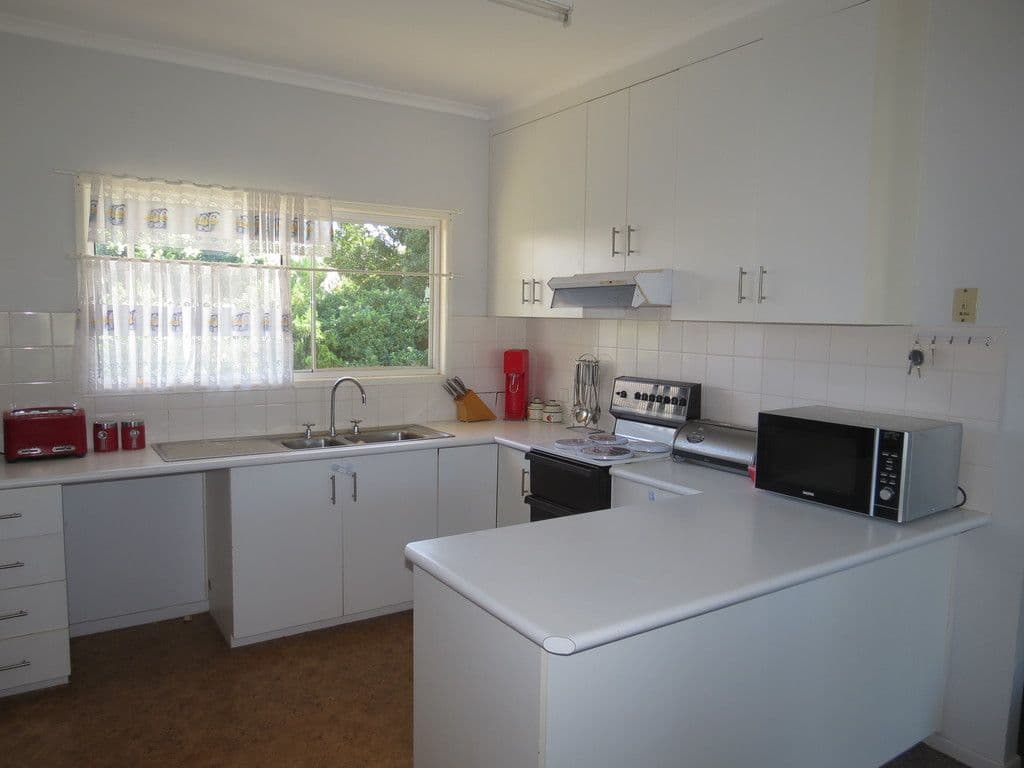 16 Roseanne Road, Emerald QLD 4720, Emerald - Thumbnail 2