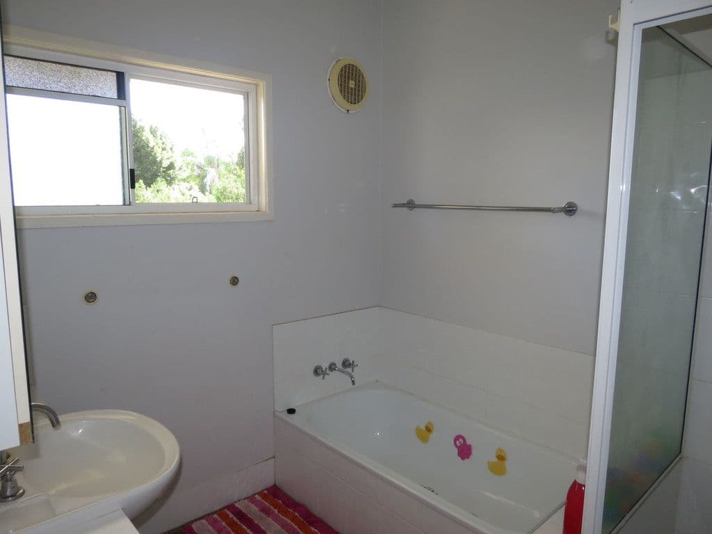 16 Roseanne Road, Emerald QLD 4720, Emerald - Thumbnail 4