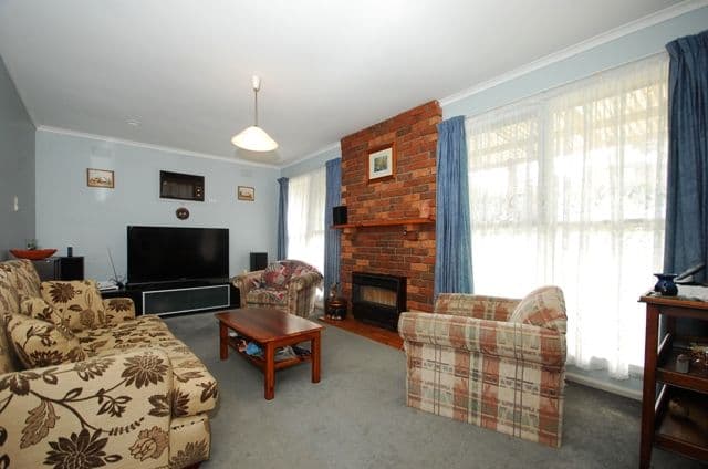 24 Swinburne Avenue, MOOROOLBARK VIC 3138, Mooroolbark - Thumbnail 2