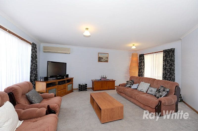 10 England Walk, NARRE WARREN SOUTH VIC 3805, Narre Warren South - Thumbnail 2