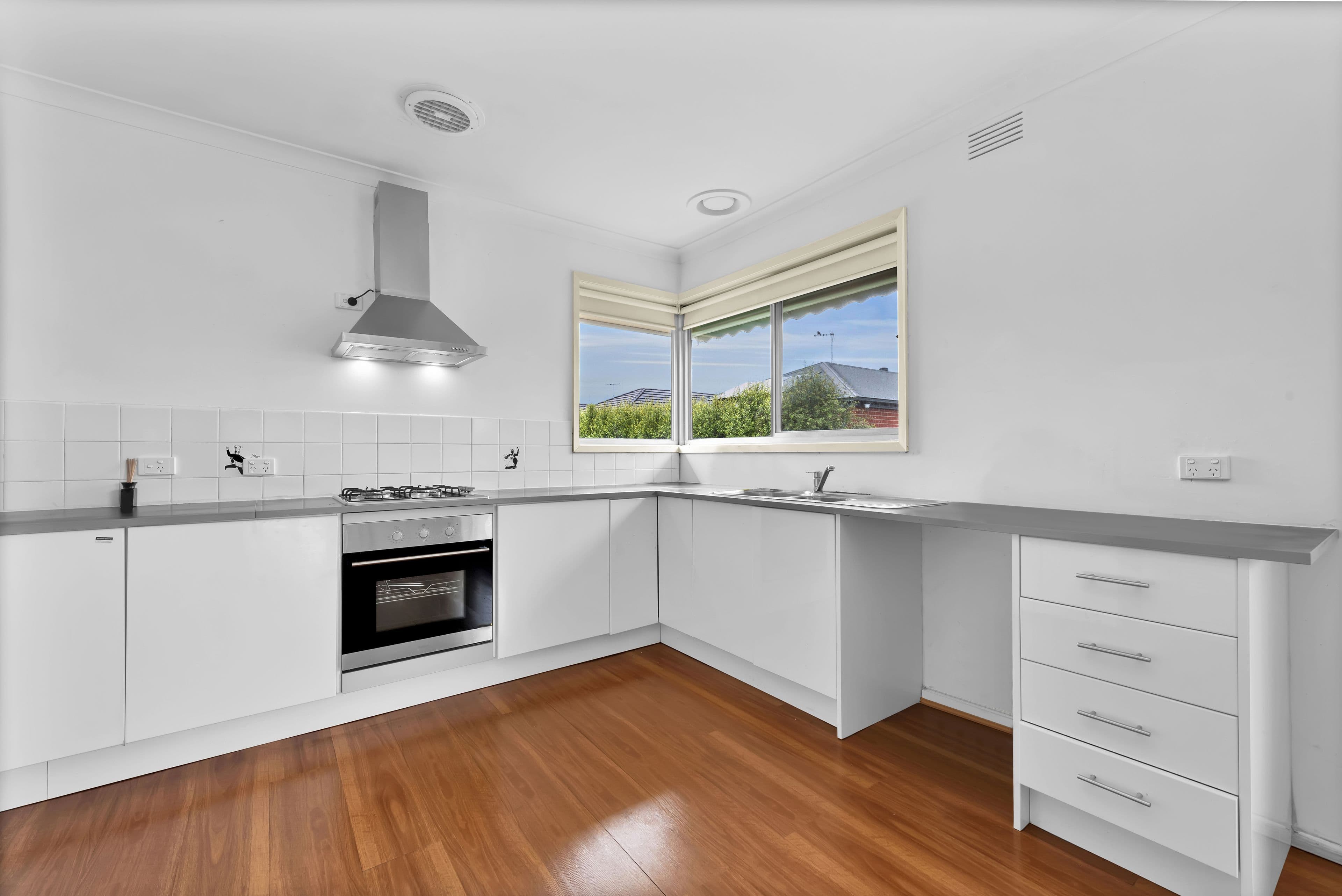 28 Henry Street, Pakenham VIC 3810, Pakenham - Thumbnail 2
