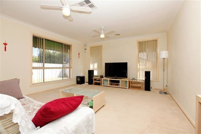 10    Abbott Court, CRAIGIEBURN VIC 3064, Craigieburn - Thumbnail 4