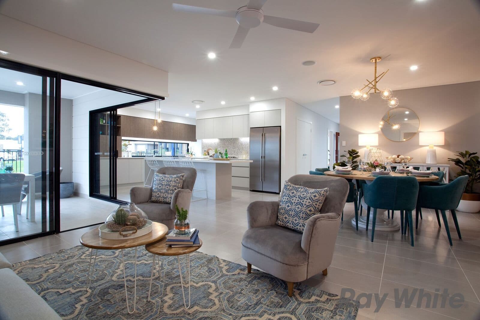 14 Kingham Circuit, Thornton - Thumbnail 2