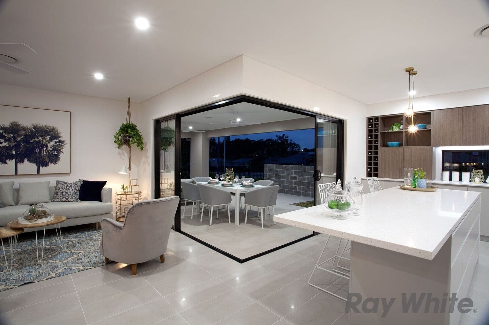 14 Kingham Circuit, Thornton - Thumbnail 3