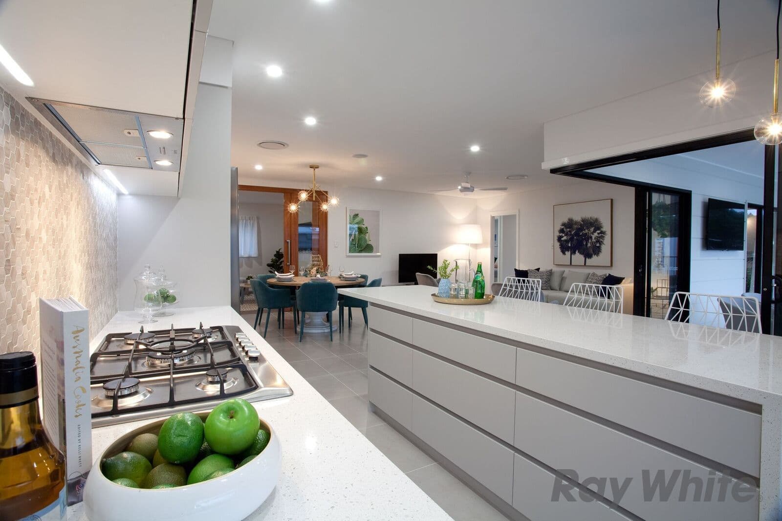 14 Kingham Circuit, Thornton - Thumbnail 6