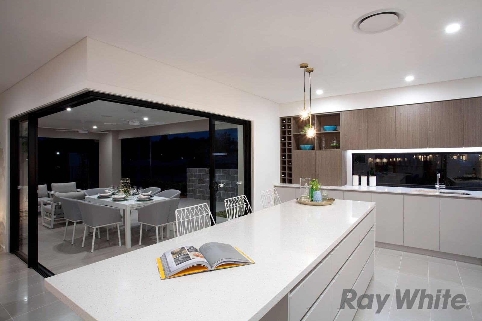 14 Kingham Circuit, Thornton - Thumbnail 7